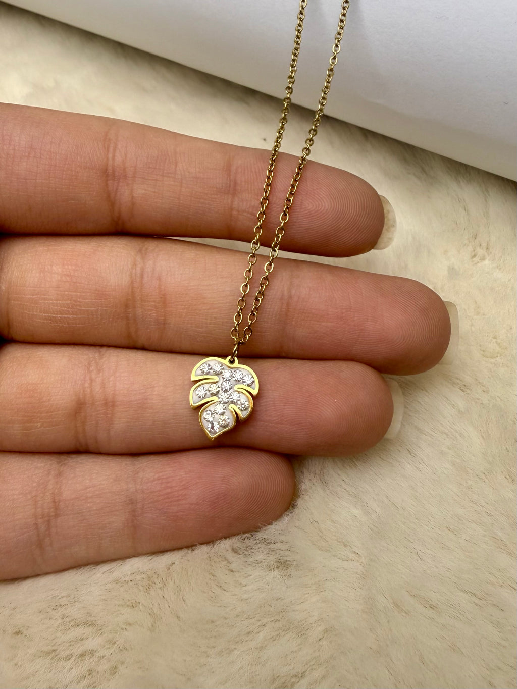 Verdant Leaf Pendant 🍃✨