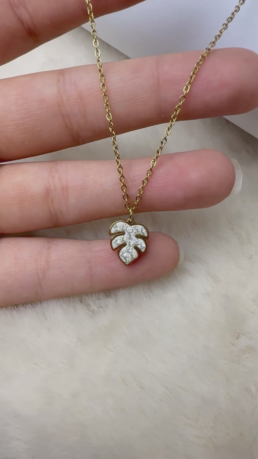 Verdant Leaf Pendant 🍃✨