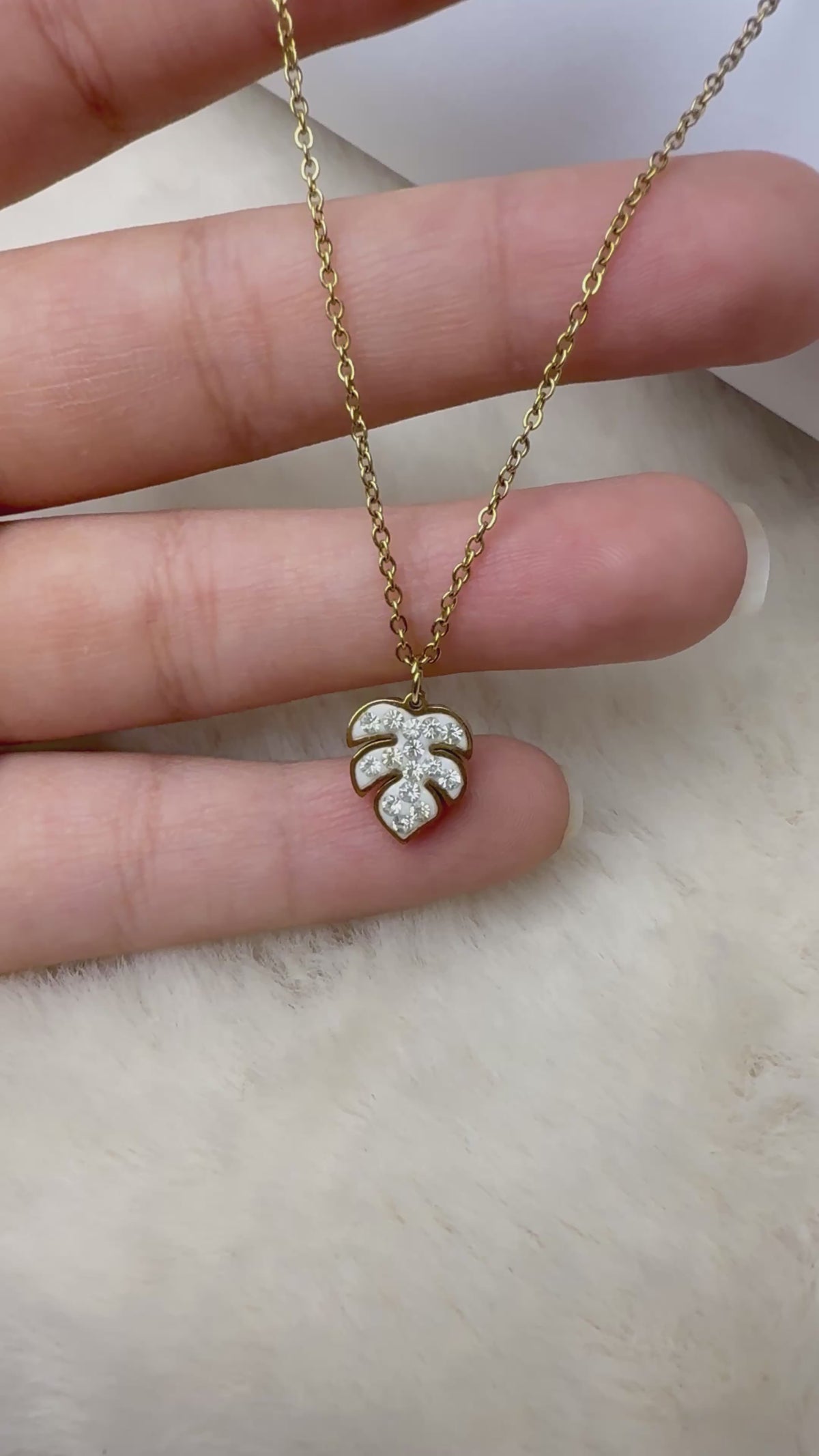 Verdant Leaf Pendant 🍃✨